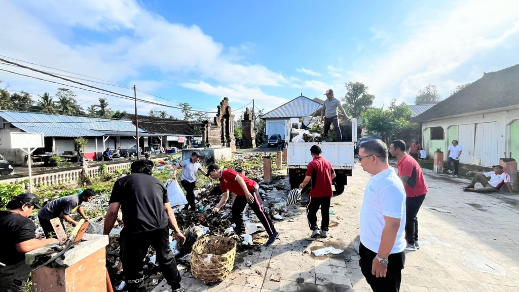 Kerja bakti di Unit Pasar Petang